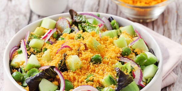 Image de cover représentant la page "Salade de crudités et poudre de mimolette" de la société d'Isigny-Sainte-Mère