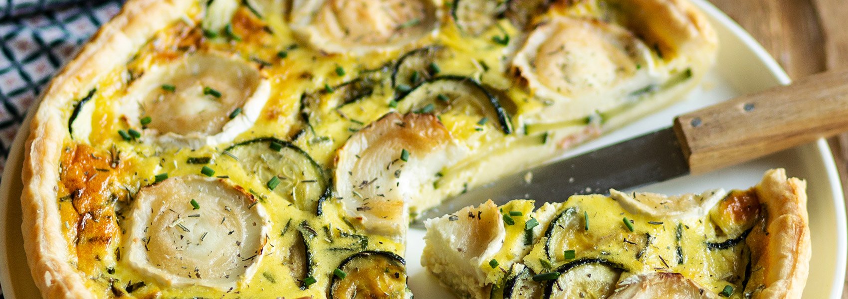 Image de cover représentant la page "Quiche aux courgettes, chèvre et Crème d’Isigny" de la société d'Isigny-Sainte-Mère