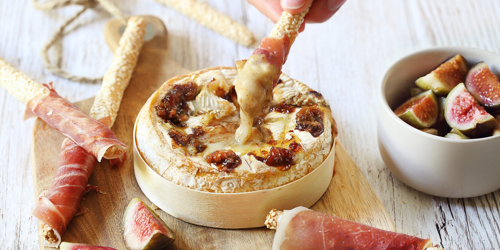 Image de cover représentant la page "Camembert rôti aux figues et jambon fumé" de la société d'Isigny-Sainte-Mère