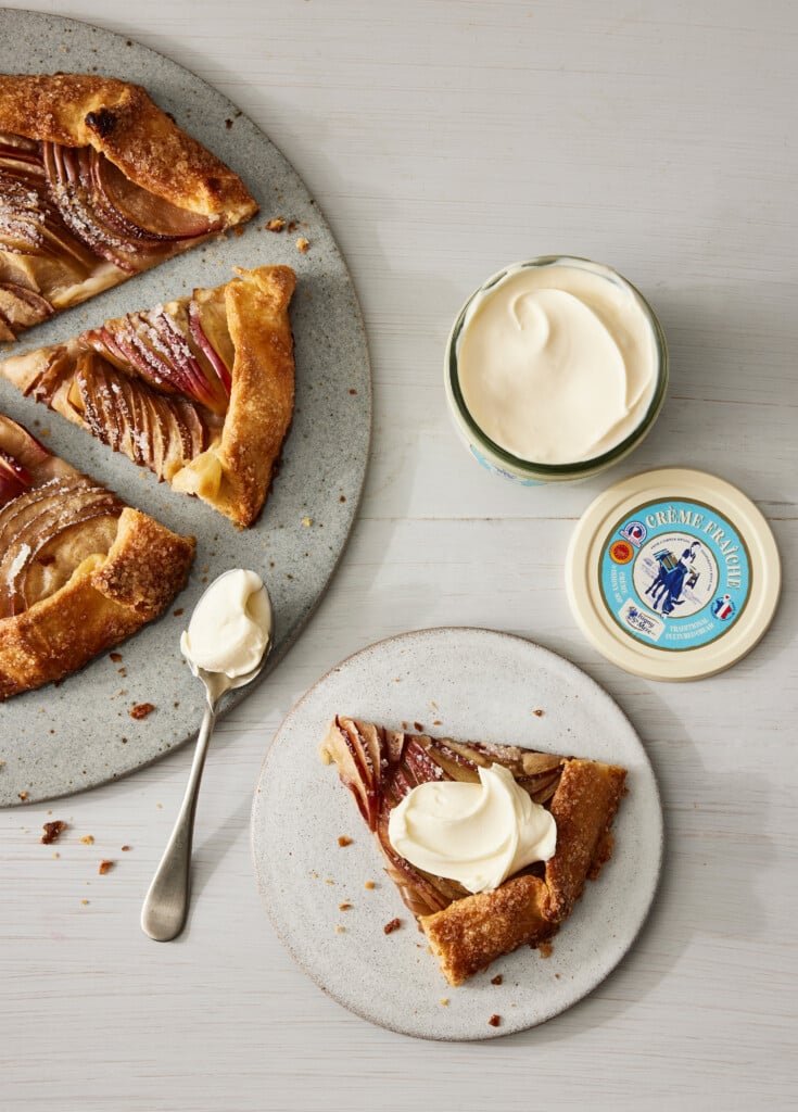 Table avec une tarte et de la Crème fraiche Isigny Sainte-Mère