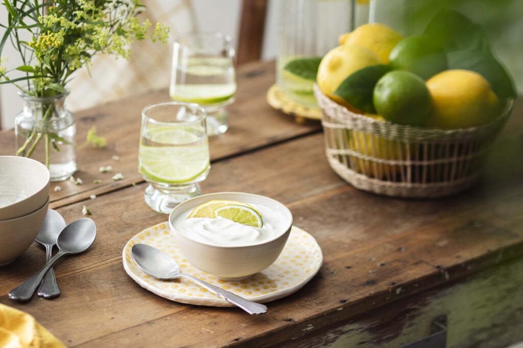Bol de dfromage Frais citron et citron vert Isigny Sainte-Mère sur une table
