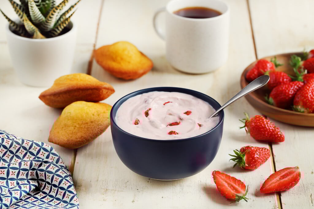 Bol de Fromage frais Fraises Isigny Sainte-Mère sur une table de goûter