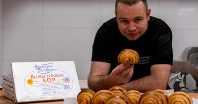 Damien Dedun et des croissants au beurre de tourage d'Isigny AOP