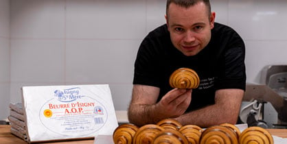 Damien Dedun tenant dans la main un croissant au beurre de tourage d'Isigny