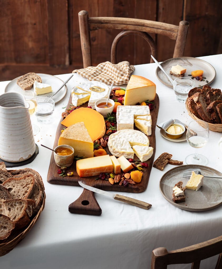 Table avec un plateau de fromages Isigny Sainte-Mère