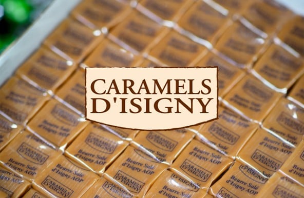 Plusieurs caramels et le logo Caramels d'Isigny