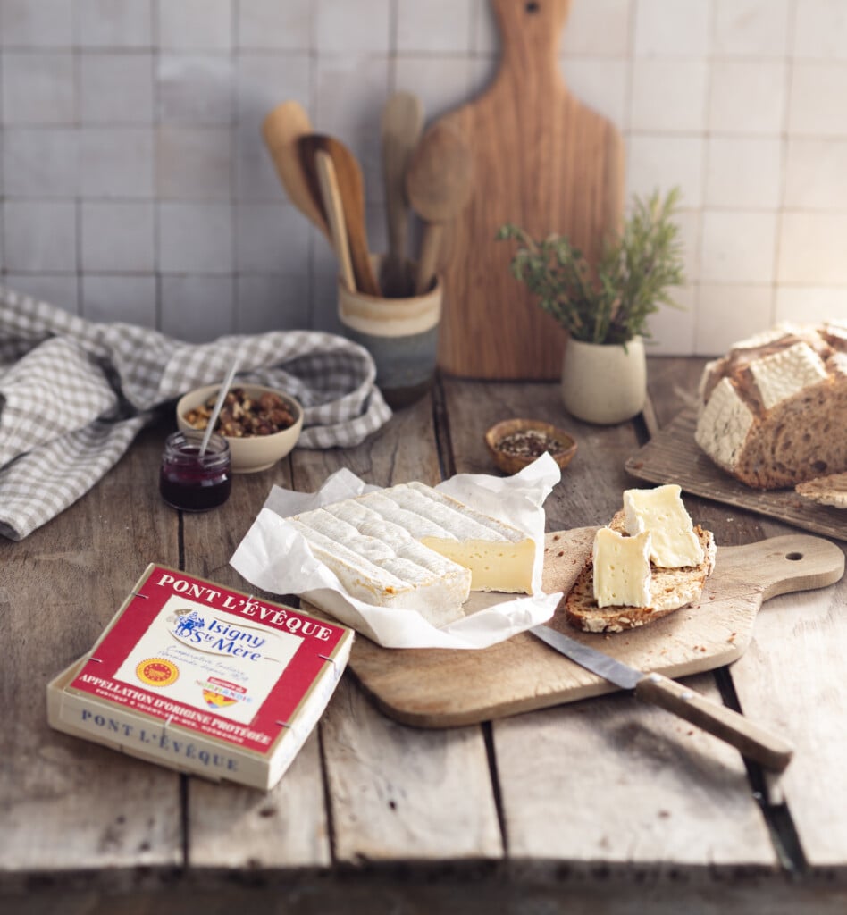 Pont l'évêque Isigny Sainte-Mère sur un plan de travail de cuisine