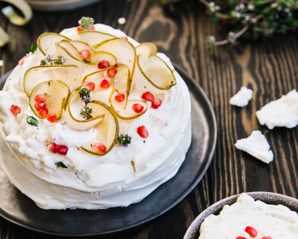 Image mise en avant illustrant la recette "Pavlova with pears and whipped Isigny Sainte-Mère Cream & Calvados"