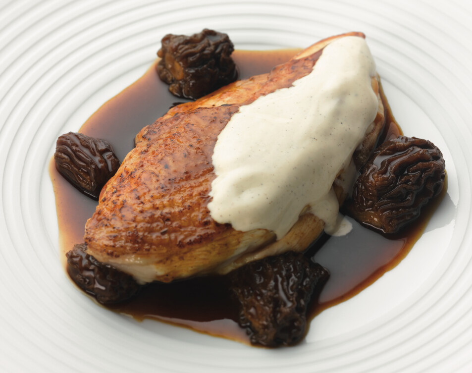 Image mise en avant illustrant la recette "Roasted chicken supreme with Isigny Sainte-Mère Cream & Foie Gras"