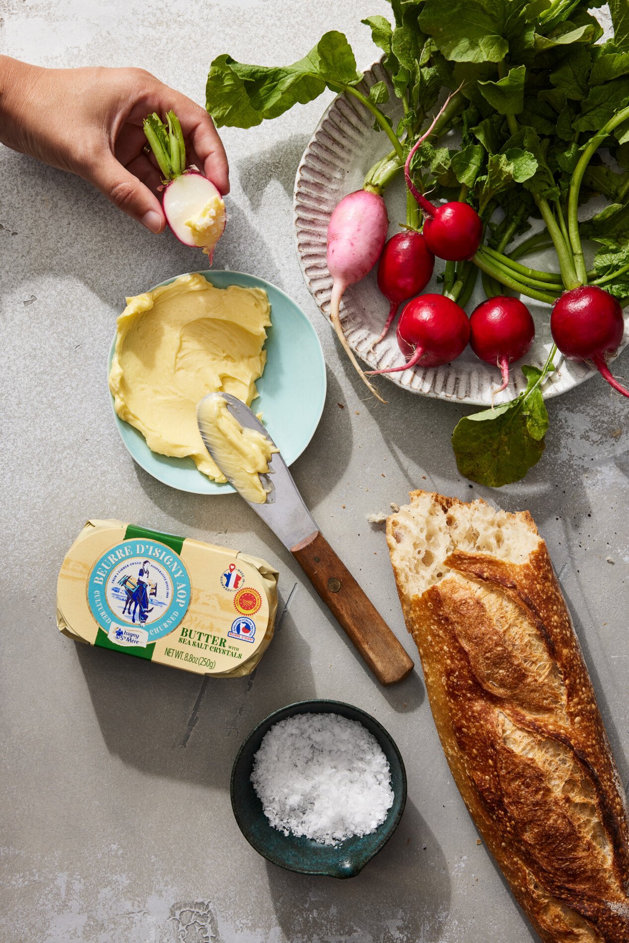 Table avec du Beurre d'Isigny AOP , des légumes et du pain