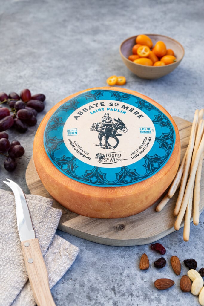 Table avec un fromage Abbaye Sainte-Mère