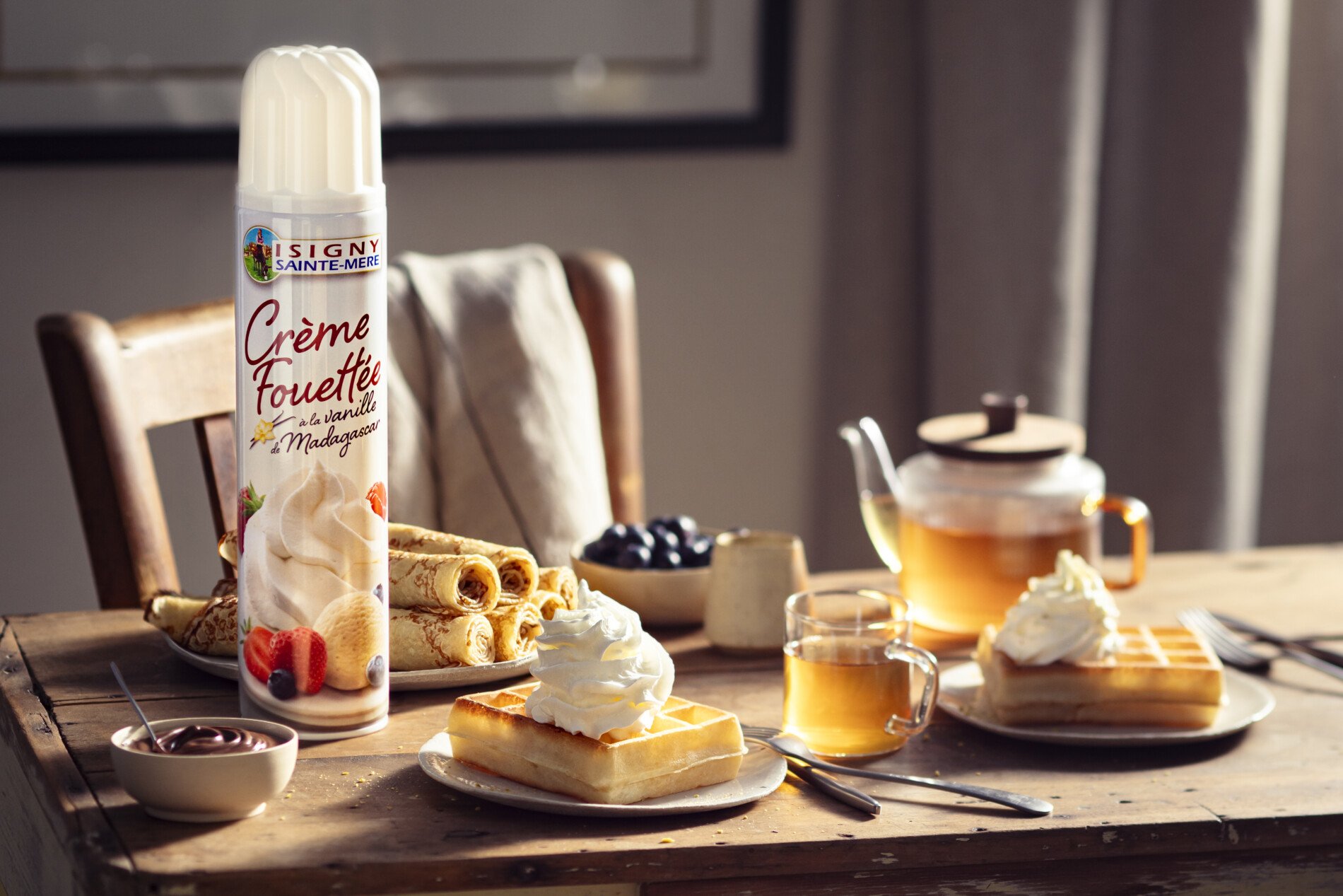 Table de goûter avec des gaufres et crêpes et de la crème fouettée Isigny Sainte-Mère