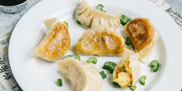 Image de cover représentant la page "Gyozas végétariens à la Tomme de Normandie" de la société d'Isigny-Sainte-Mère