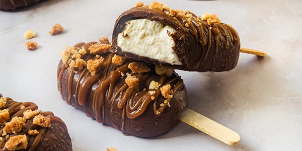 Image de cover représentant la page "Ice Cream Cookies Fromage Frais Vanille de Madagascar Isigny Sainte-Mère, éclats de biscuits au beurre et nappage chocolat" de la société d'Isigny-Sainte-Mère