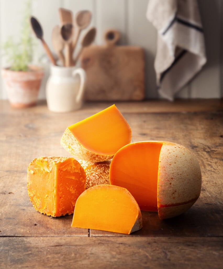 Portions de Mimolette sur une table