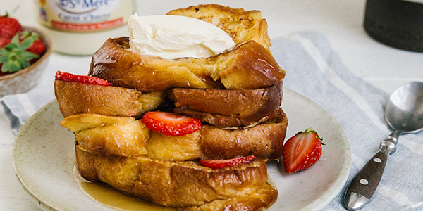 Image de cover représentant la page "Brioche perdue, fraises et Crème Épaisse d’Isigny A.O.P." de la société d'Isigny-Sainte-Mère