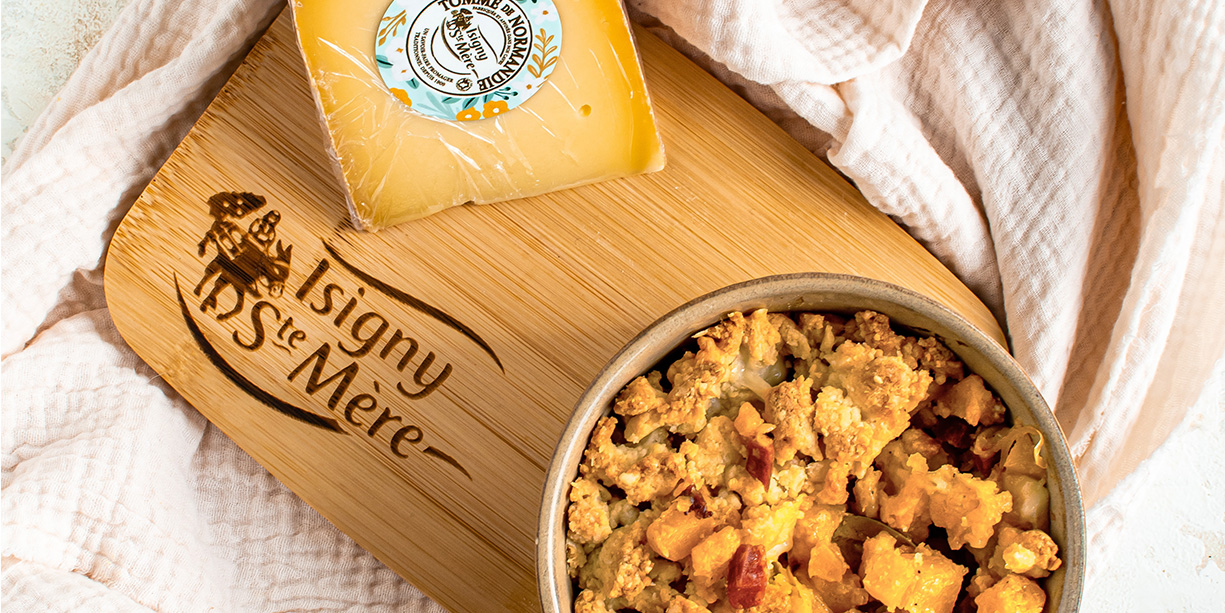 Image de cover représentant la page "Crumble potiron, chorizo et Tomme de Normandie" de la société d'Isigny-Sainte-Mère