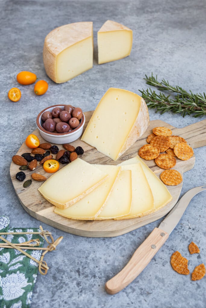 Tomme de Normandie découpée Isigny Sainte-Mère sur une table