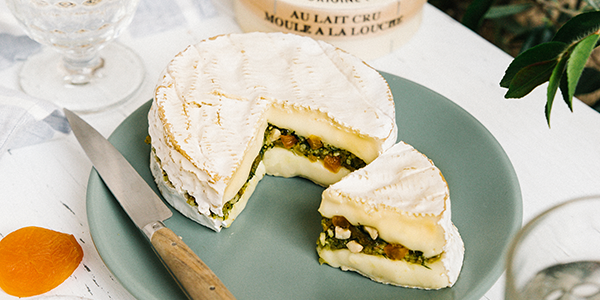 Image de cover représentant la page "Camembert farci aux herbes aromatiques, noisettes torréfiées et abricots secs" de la société d'Isigny-Sainte-Mère
