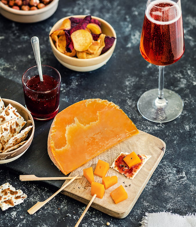 Morceau de Mimolette Grande Réserve, avec dés de mimolette, chips de légumes et coupe de champagne rosé