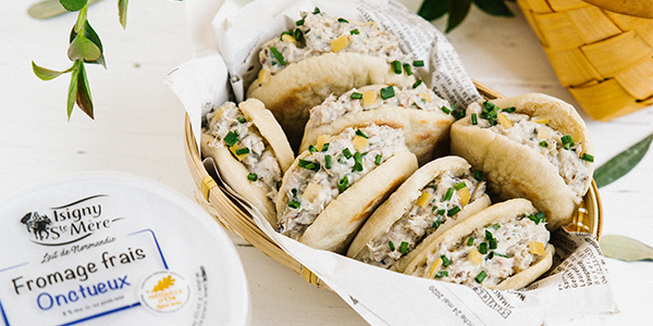Image de cover représentant la page "Mini pitas garnies aux rillettes de sardines, citron confit et fromage frais" de la société d'Isigny-Sainte-Mère