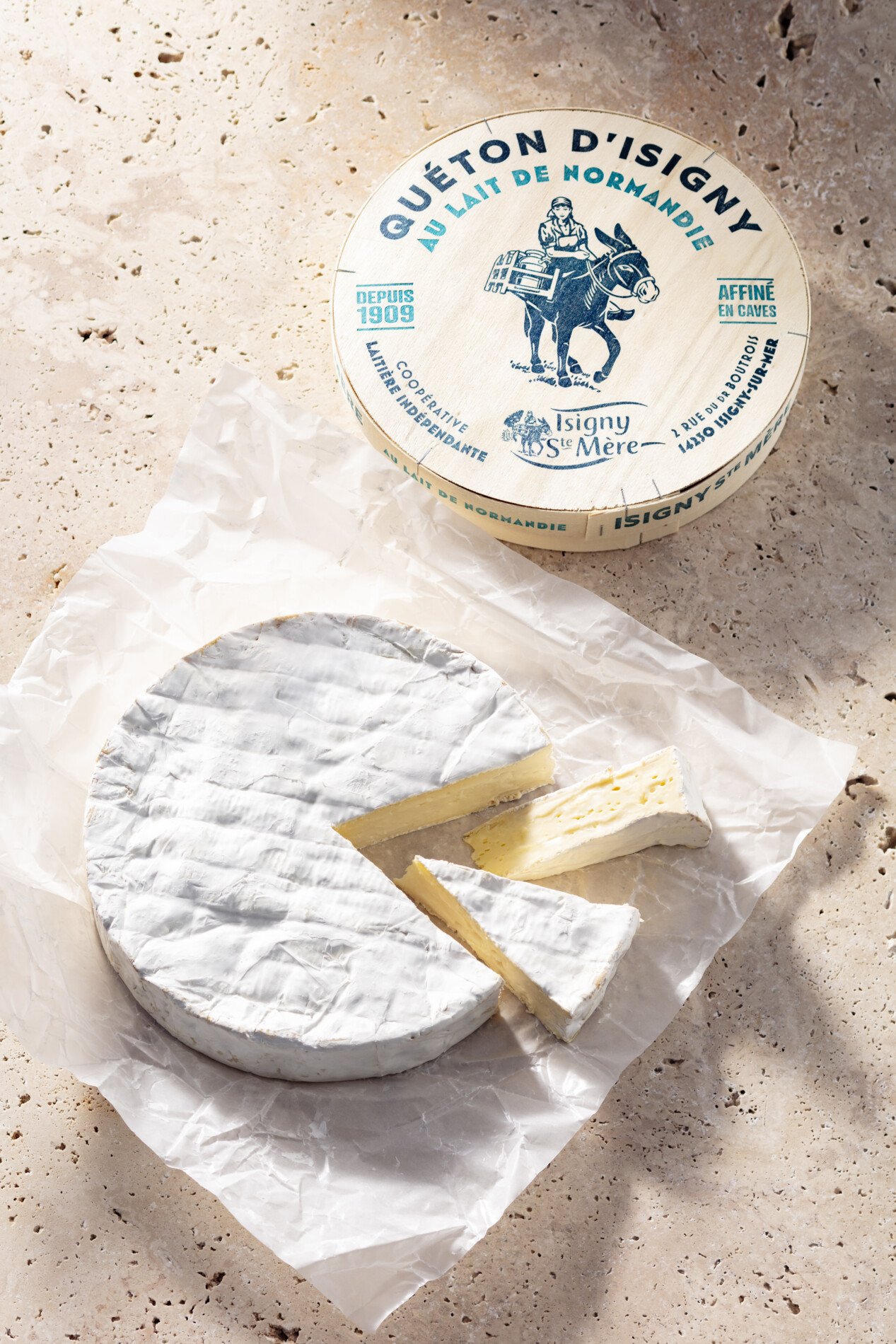 Brie Quéton d'Isigny avec son emballage