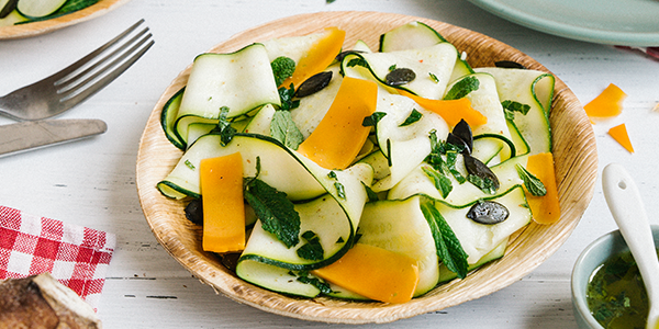 Image de cover représentant la page "Salade de courgettes marinées, lamelles de mimolette, graines de courge et menthe" de la société d'Isigny-Sainte-Mère