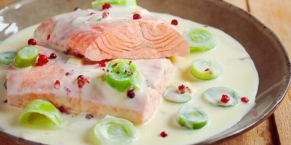 Image de cover représentant la page "Saumon à la crème, poireau et baie rose" de la société d'Isigny-Sainte-Mère