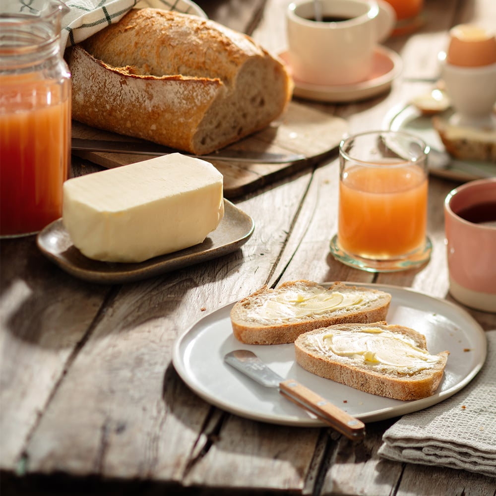 Tartine de Beurre de baratte Isigny Sainte-Mère sur table du petit déjeuner