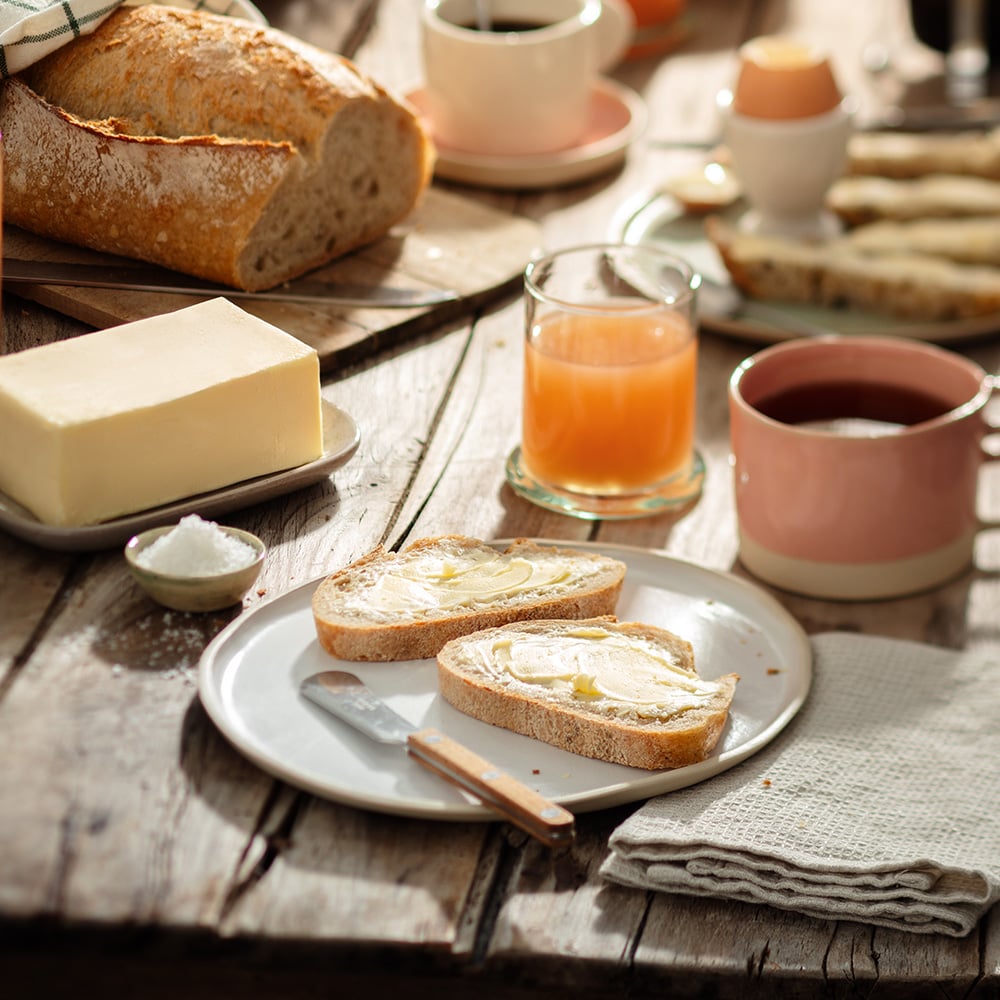 Tartine de Beurre Isigny sainte-Mère sur une table de petit déjeuner
