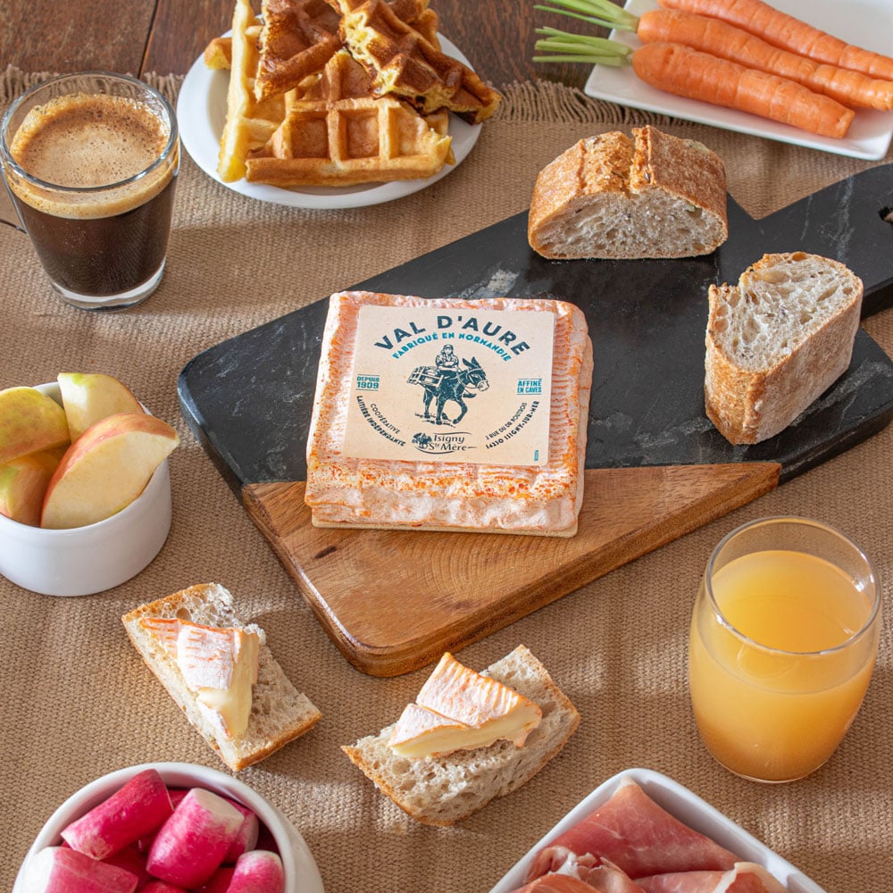 Fromage Val d'Aure sur une table au moment d'un brunch