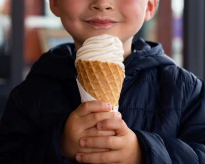 Enfant qui tient une glace à la crème dans ses mains