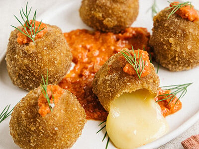 Cromesquis de Camembert A.O.P, crème de tomates au chorizo