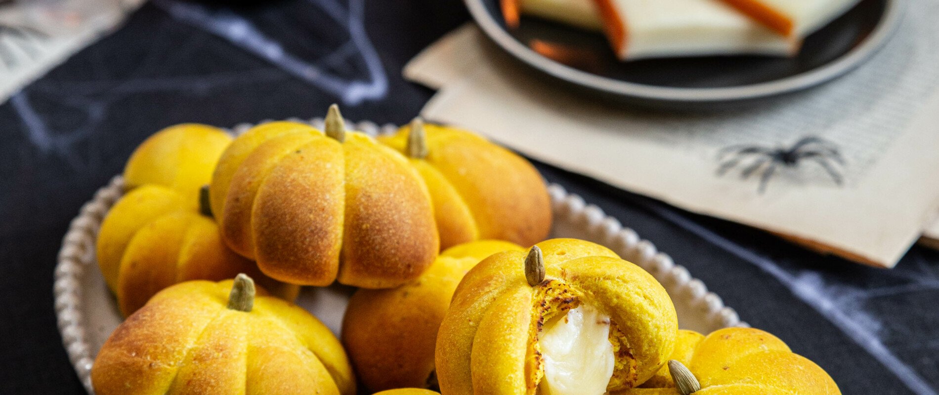 Image de cover représentant la page "Brioches citrouilles farcies au Pavé d’Isigny" de la société d'Isigny-Sainte-Mère