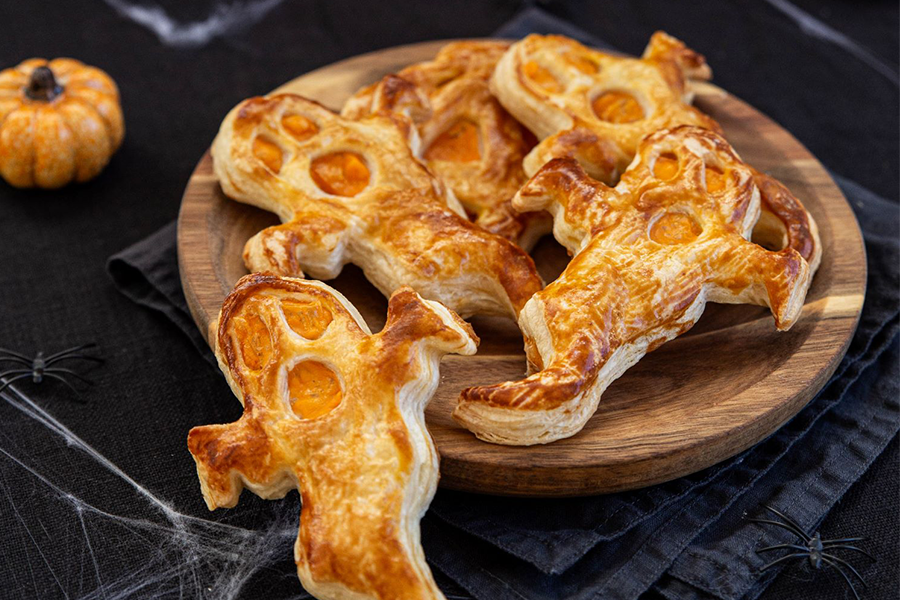 Image de cover représentant la page "Ghost puff pastries with Isigny Sainte-Mère Mimolette cheese" de la société d'Isigny-Sainte-Mère