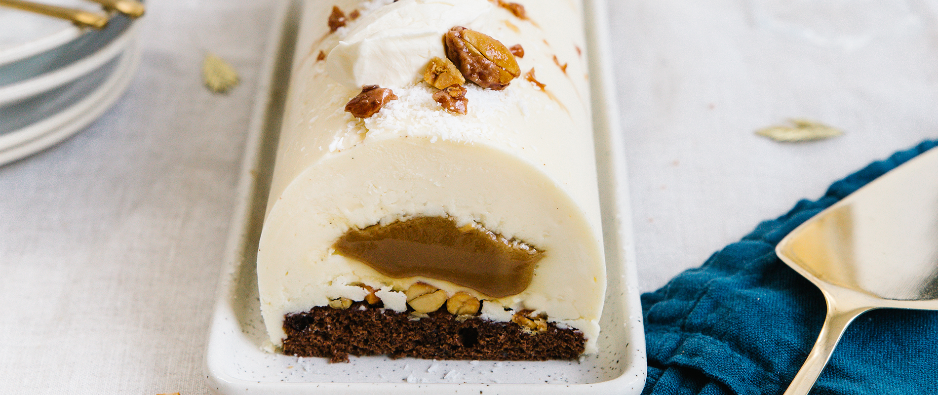 Image de cover représentant la page "Bûche à la Crème d’Isigny A.O.P., Caramel et cacahuètes" de la société d'Isigny-Sainte-Mère