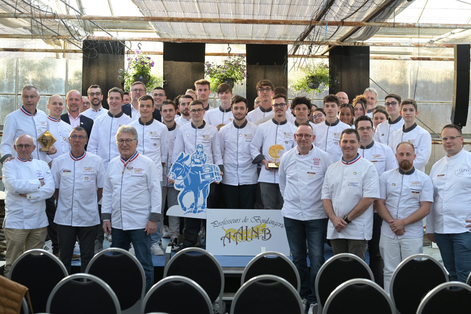 Photo de groupe des participants, parrains et jury du concours.