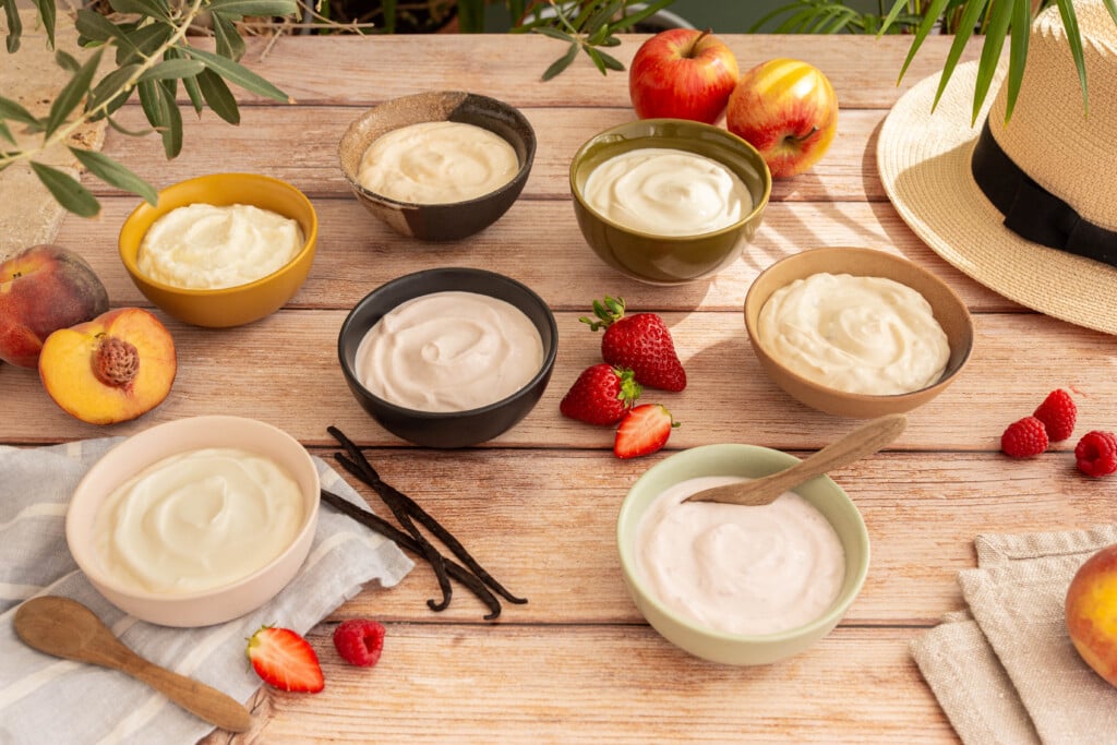 Bols de fromages frais Isigny Sainte-Mère sur une table