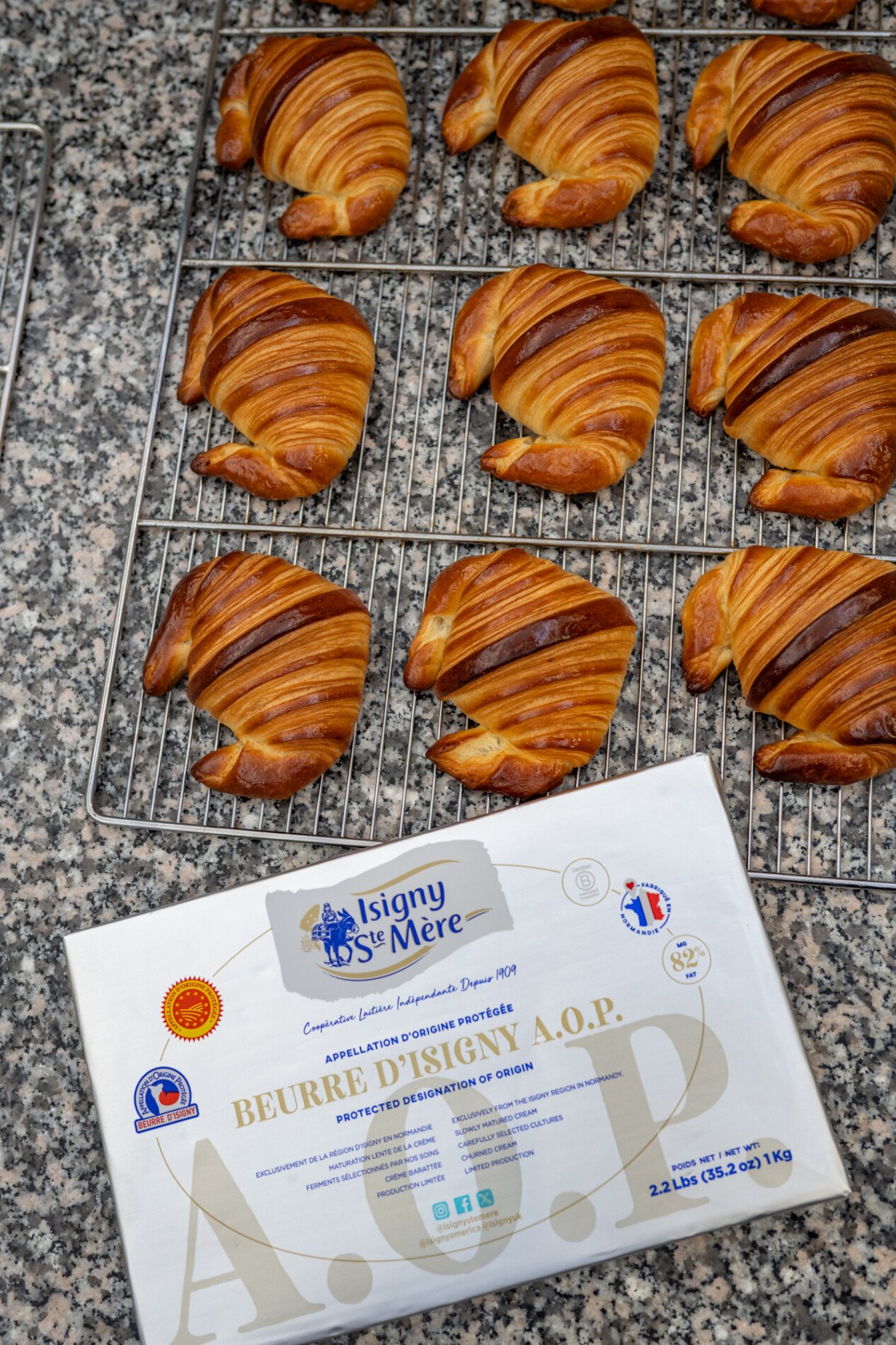 Plaque de Beurre AOP spécial tourage Isigny Sainte-Mère et croissants
