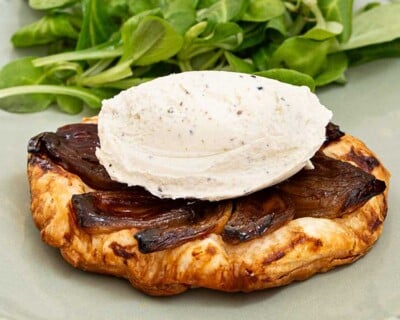 Tatin d’échalotes caramélisées à la Crème & Truffes Isigny Sainte-Mère