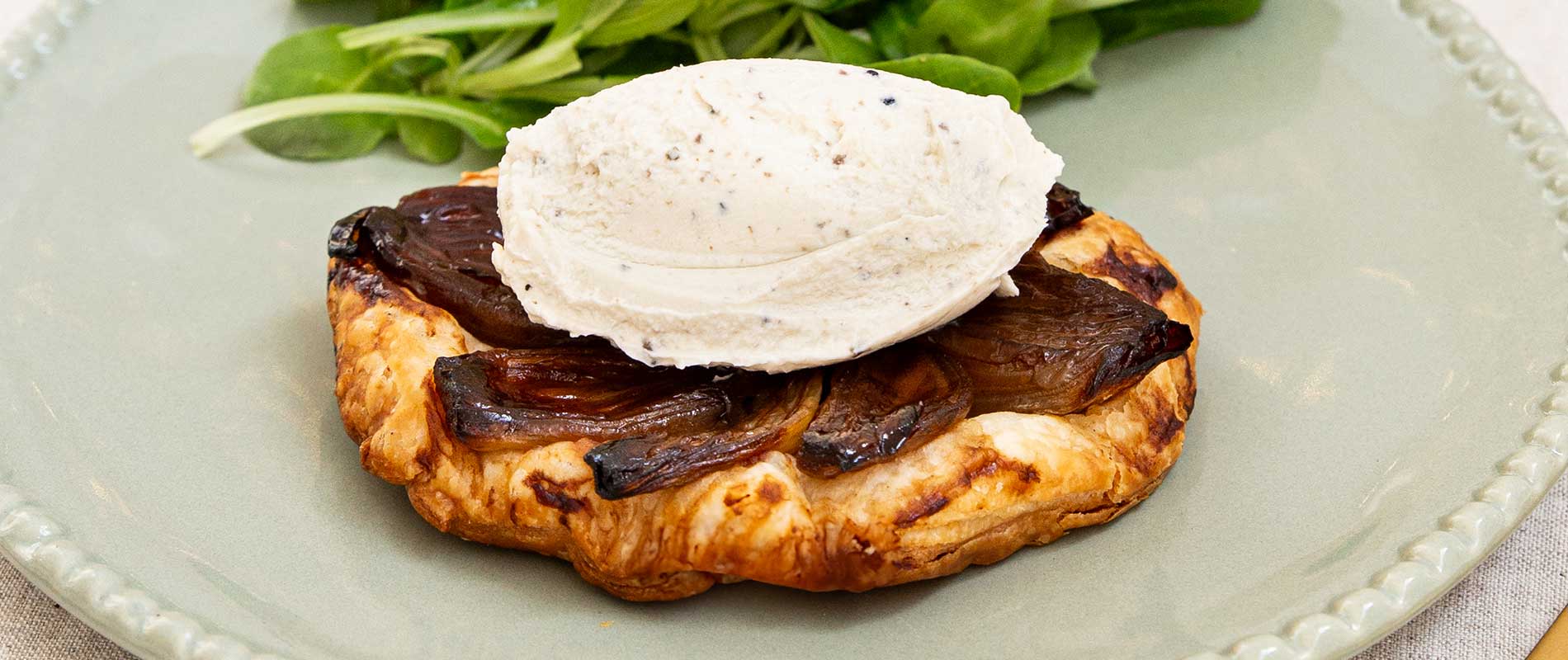 Tatin d’échalotes caramélisées à la Crème & Truffes Isigny Sainte-Mère