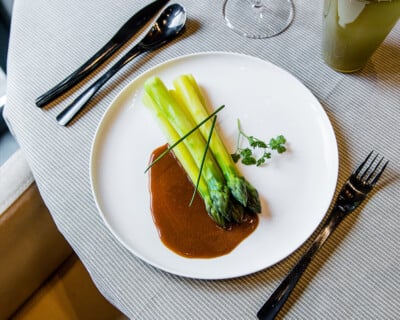 Recette de sauce au Beurre Isigny Sainte-Mère avec des asperges dans une assiette