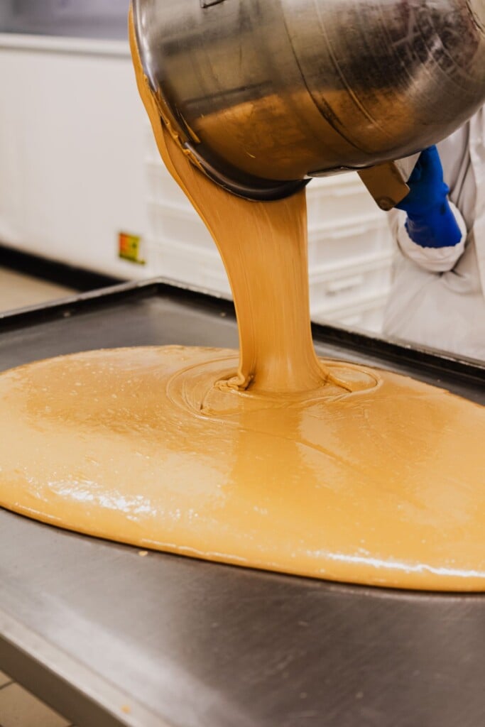 Caramels d'Isigny liquide versé sur une plaque lors de la fabrication