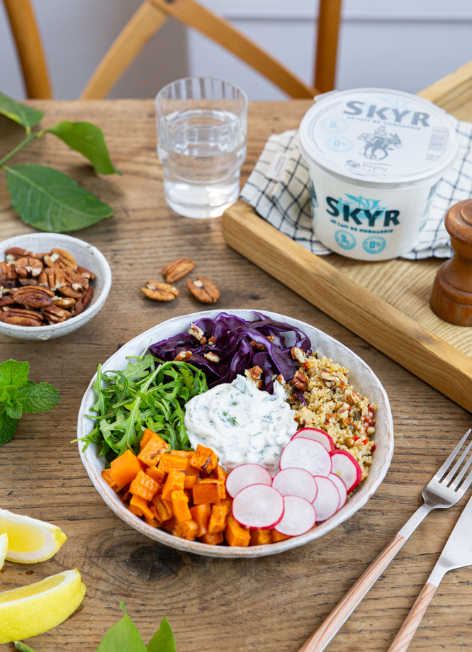 table avec assiette bowl de légumes à la sauce au Skyr Isigny Sainte-Mère