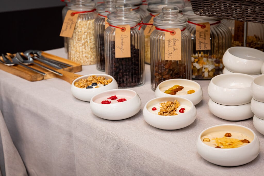 Buffet petit déjeuner à l'hôtel avec bols de Fromages frais Isigny Saitnte-Mère et toppings