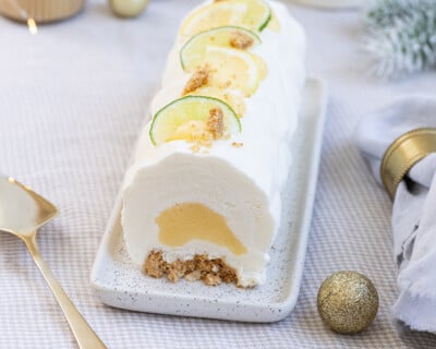 Bûche citron & Fromage frais citron & citron vert Isigny Sainte-Mère sur une table de fête