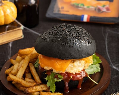 Table avec un Burger d’Halloween à la Mimolette Isigny Sainte-Mère