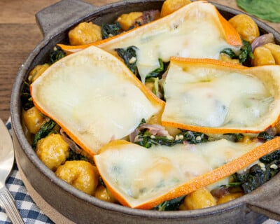 Plat de gratin de gnocchis à la courge, épinards et Pavé d'Isigny