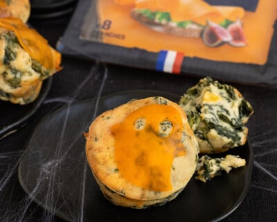 Assiette avec un Muffins aux épinards et Mimolette Isigny Sainte-Mère en forme de fantôme sur le dessus