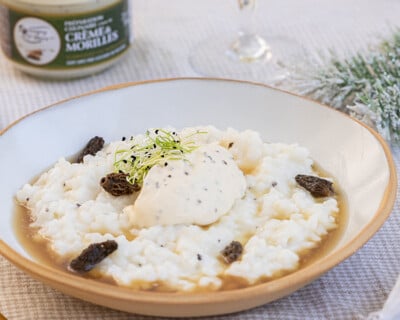 assiette de Risotto crémeux aux morilles & préparation culinaire Crème et morilles